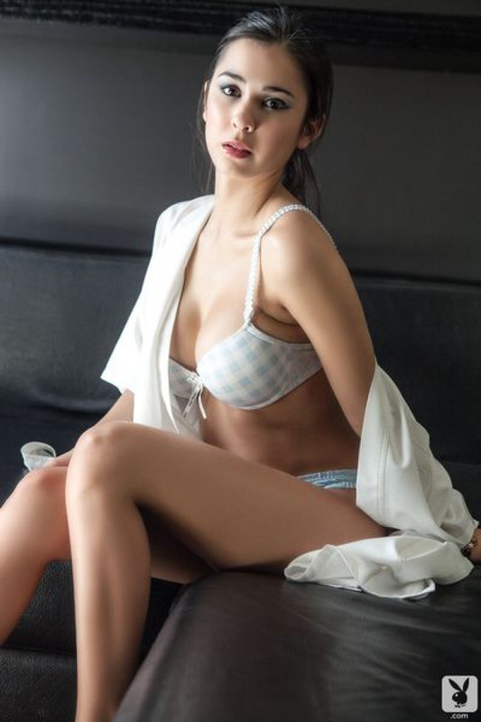 Стройная брюнетка позирует в пенной ванне 12 фото Стройная брюнетка позирует в пенной ванне 12 фото