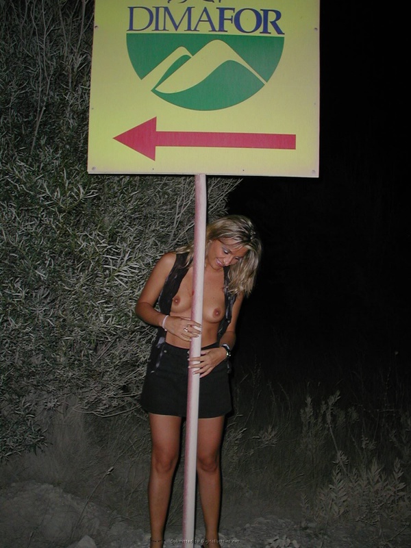 Похотливая разведенка расставляет ноги и светит волосатым лобком 12 фото