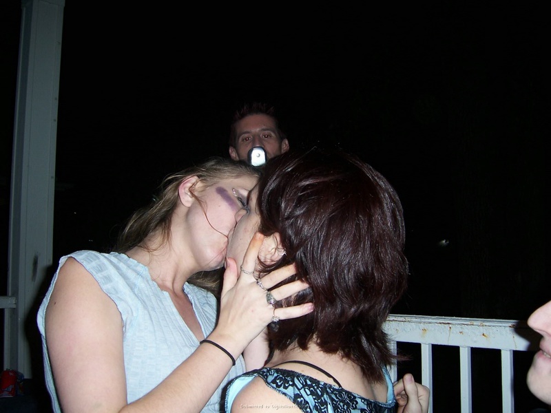 Общительная брюнетка готова пошалить под вечер 7 фото