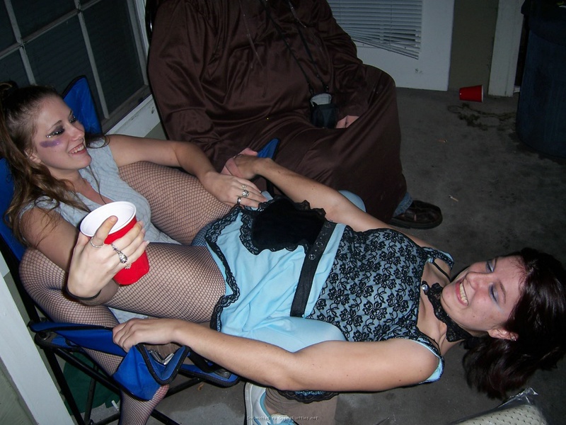 Общительная брюнетка готова пошалить под вечер 4 фото