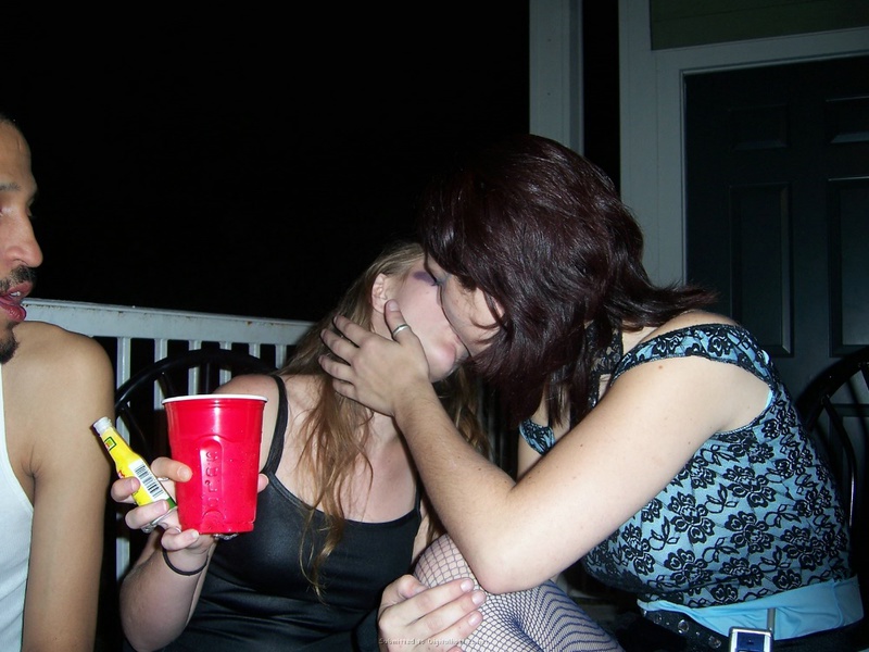 Общительная брюнетка готова пошалить под вечер 3 фото