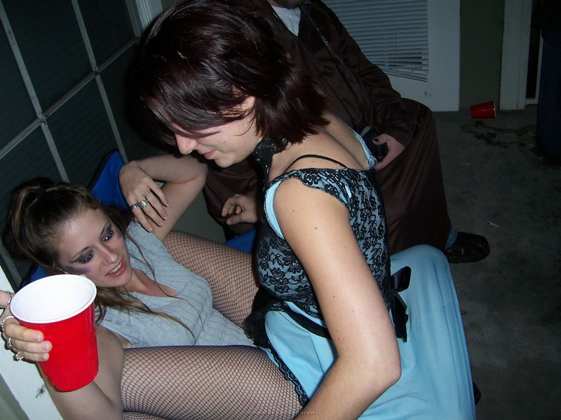 Общительная брюнетка готова пошалить под вечер 5 фото