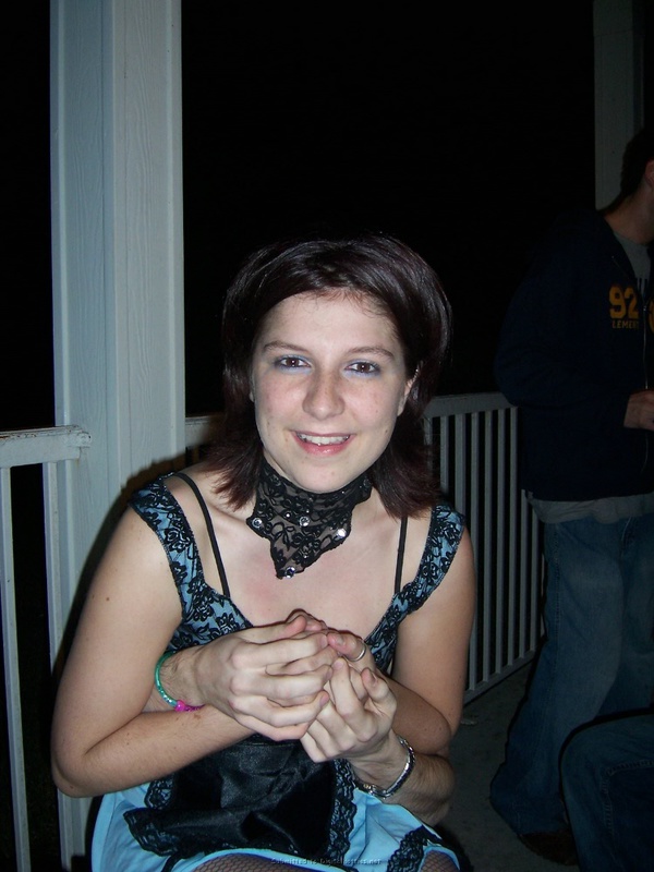 Общительная брюнетка готова пошалить под вечер 9 фото