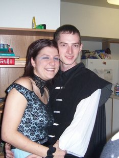 Общительная брюнетка готова пошалить под вечер