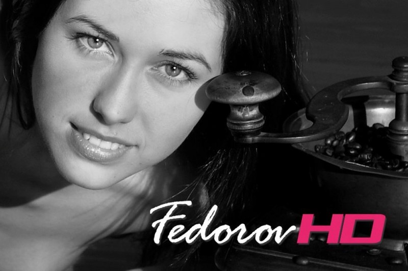 Обаятельная брюнетка в черно-белом цвете 17 фото