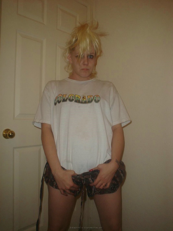 Личная коллекция домашних эро снимков рокерши-блондинки 6 фото