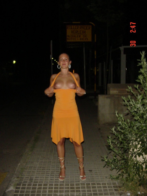 Обаятельная сучка развлекается с любовником на отдыхе 23 фото