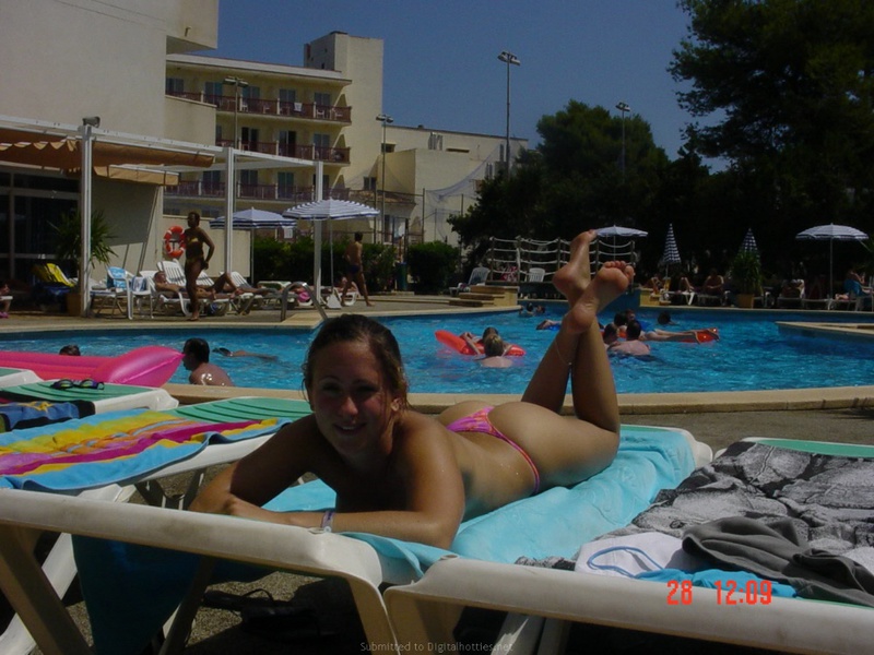 Обаятельная сучка развлекается с любовником на отдыхе 20 фото