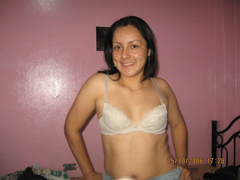 Одинокая мамочка позирует в белье после рабочего дня 14 фото