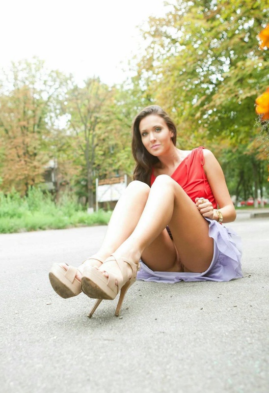 Русская эксгибиционистка показывает киску во дворе многоэтажки 10 фото