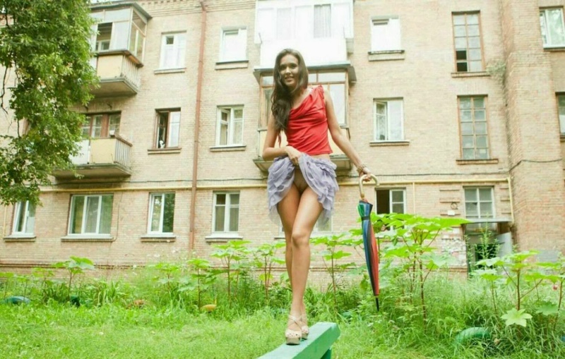 Русская эксгибиционистка показывает киску во дворе многоэтажки 16 фото