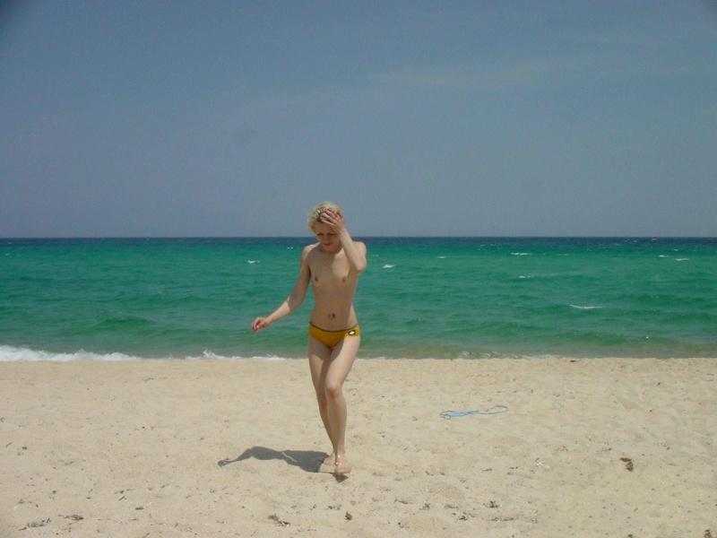 Девка без сисек сосет член 7 фото