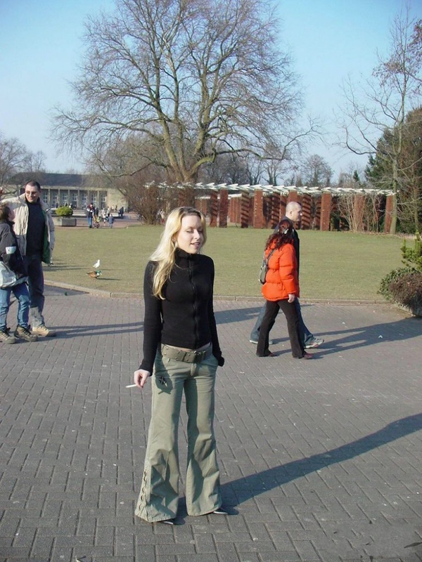 Девка без сисек сосет член 3 фото