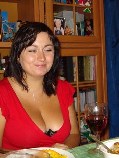 Пухленькая мамаша купается на нудистском пляже