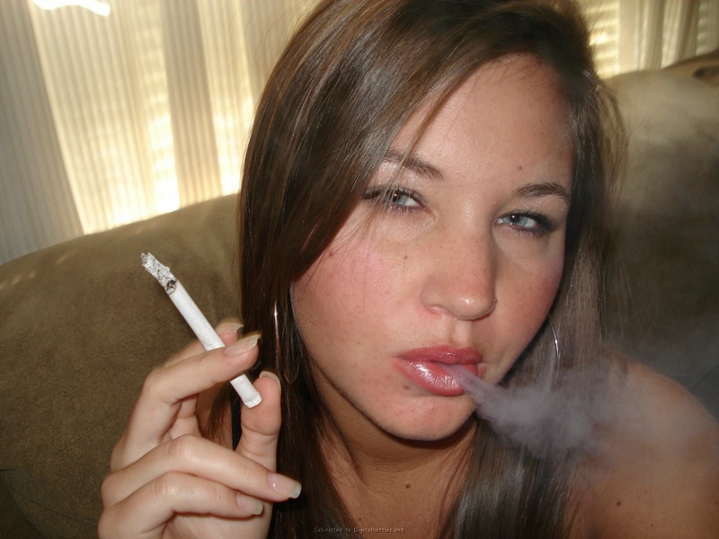Подборка пошлых снимков курящей стервы с серыми глазами 22 фото