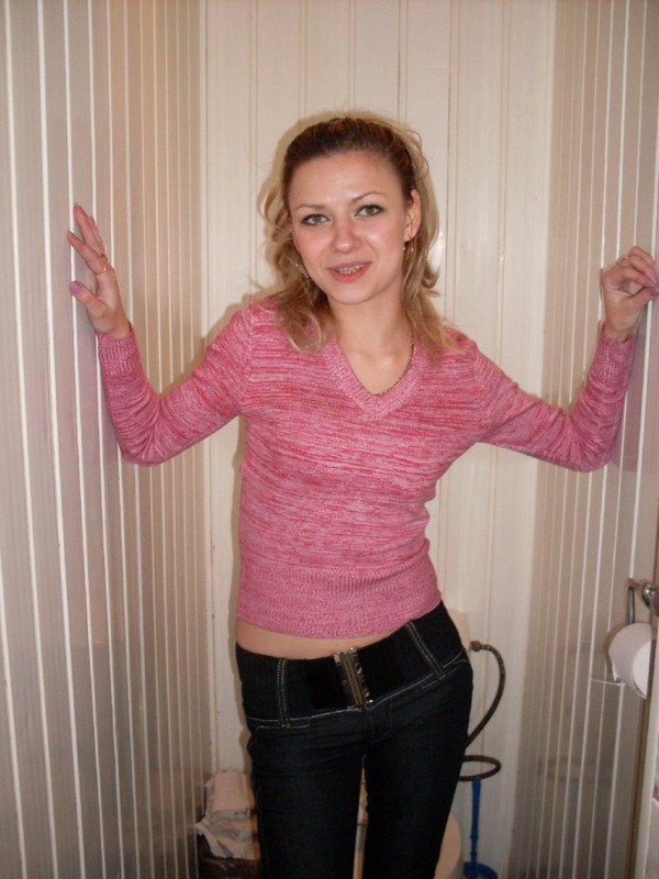 Гостеприимная незнакомка сразу раздевается перед нами 9 фото