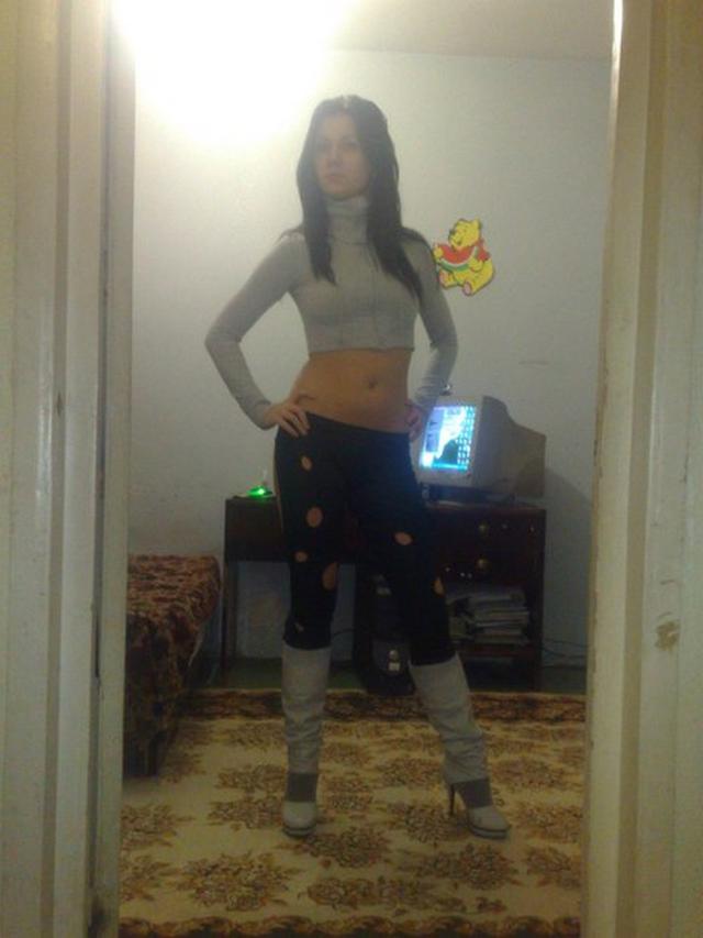 Молодая сексуальная брюнетка обожает флиртовать 9 фото