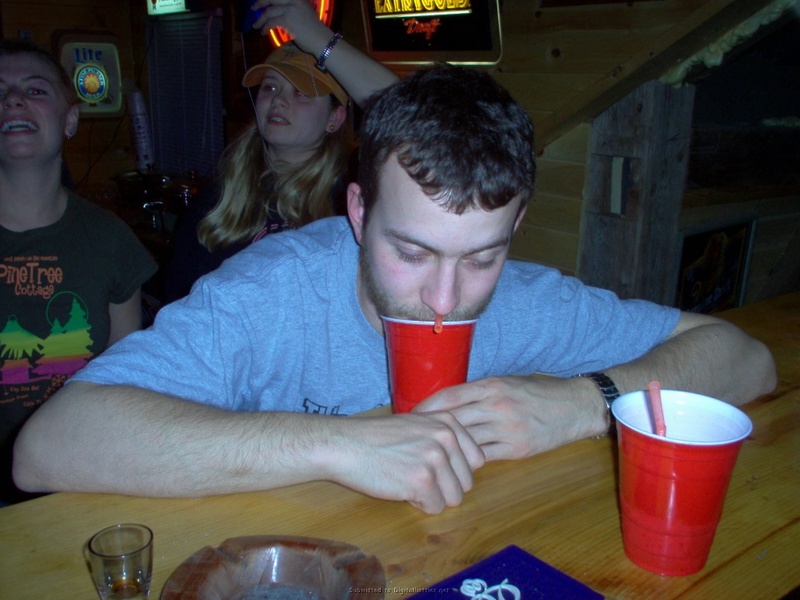 Симпатичная брюнетка делает отсос приятелю 17 фото