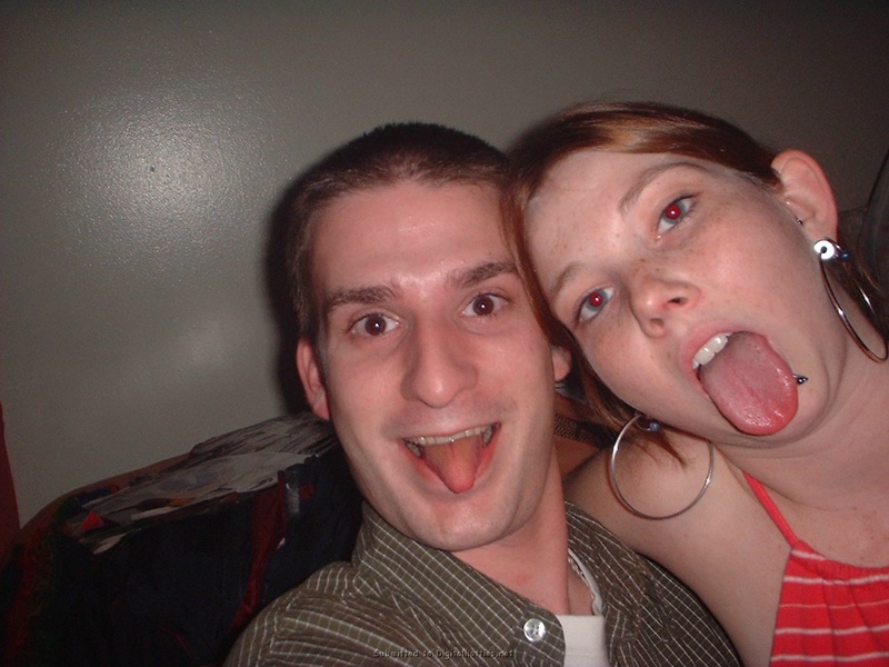 Симпатичная брюнетка делает отсос приятелю 20 фото