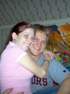 Симпатичная брюнетка делает отсос приятелю