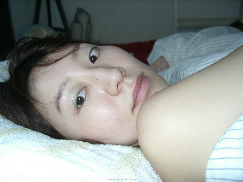 Худой азиатке вставили вибратор в манду 8 фото