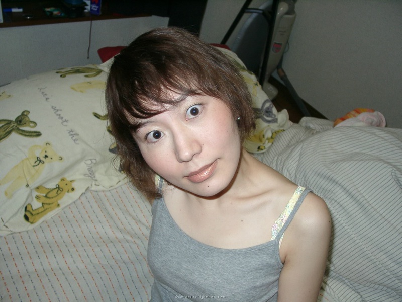 Худой азиатке вставили вибратор в манду 16 фото