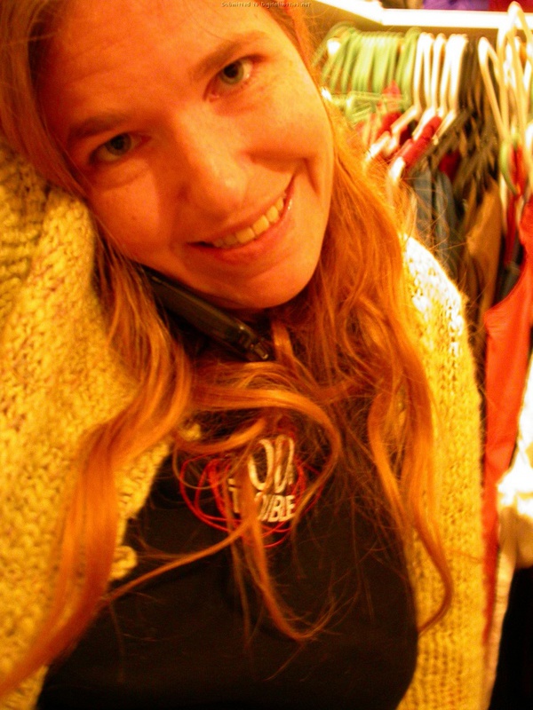 Рыжая мамка играет дома с писей 2 фото Рыжая мамка играет дома с писей 2 фото