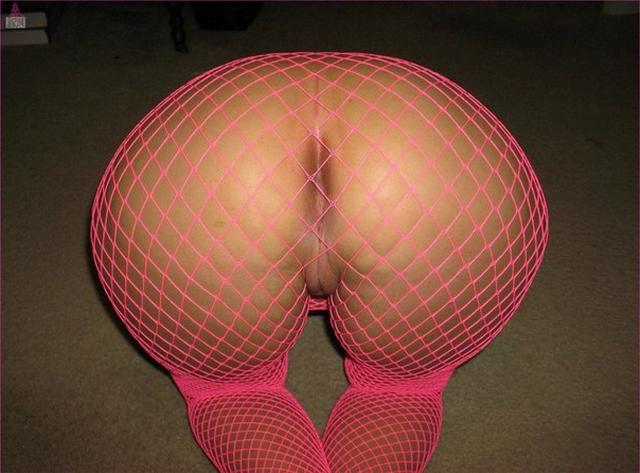 Телки оголили упругие задницы 35 фото