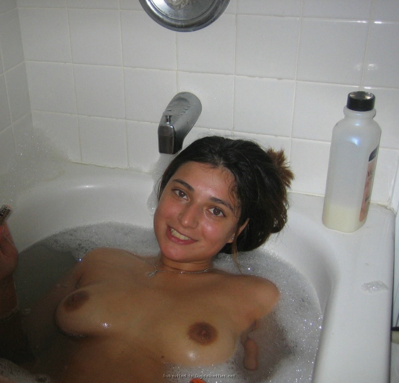 Секси брюнетка сочно демонстрирует свои формы всем нам 17 фото