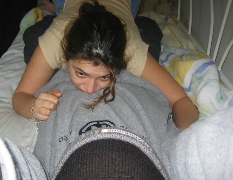 Секси брюнетка сочно демонстрирует свои формы всем нам 4 фото