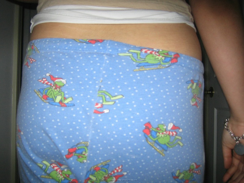 Секси брюнетка сочно демонстрирует свои формы всем нам 6 фото