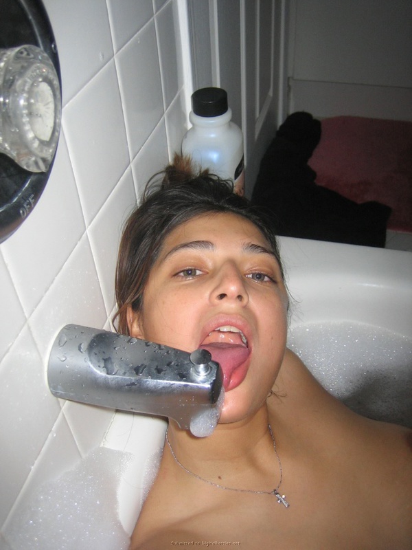 Секси брюнетка сочно демонстрирует свои формы всем нам 13 фото