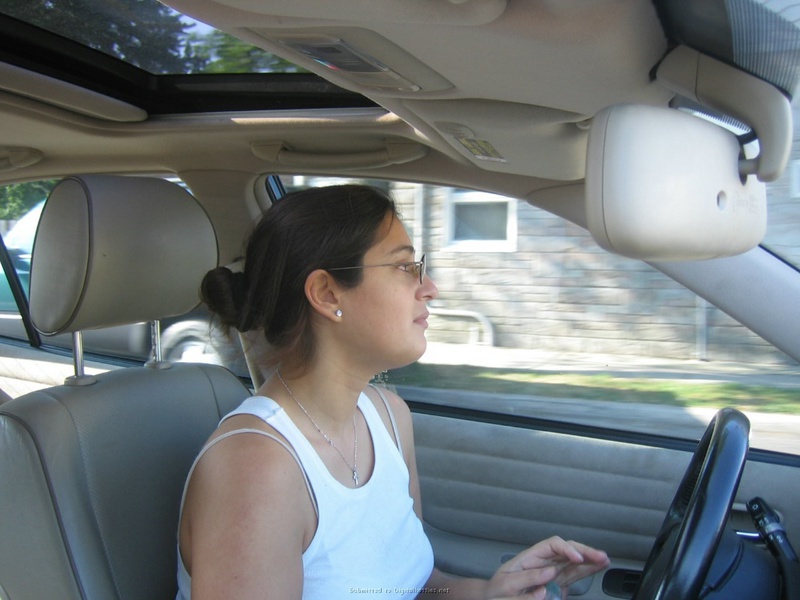 Секси брюнетка сочно демонстрирует свои формы всем нам 26 фото