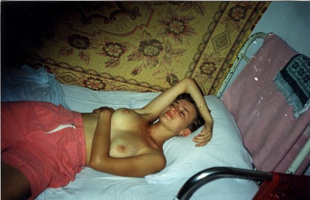 Подборка леди с раздвинутыми ножками 16 фото