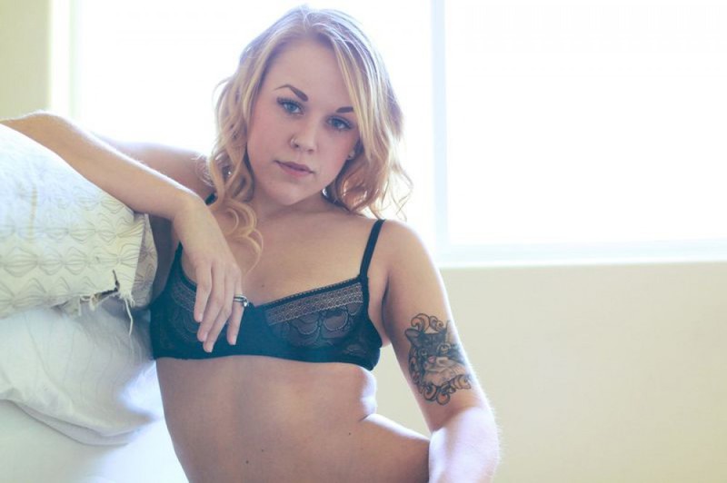 Татуированная малышка красуется голышом в спальне 4 фото