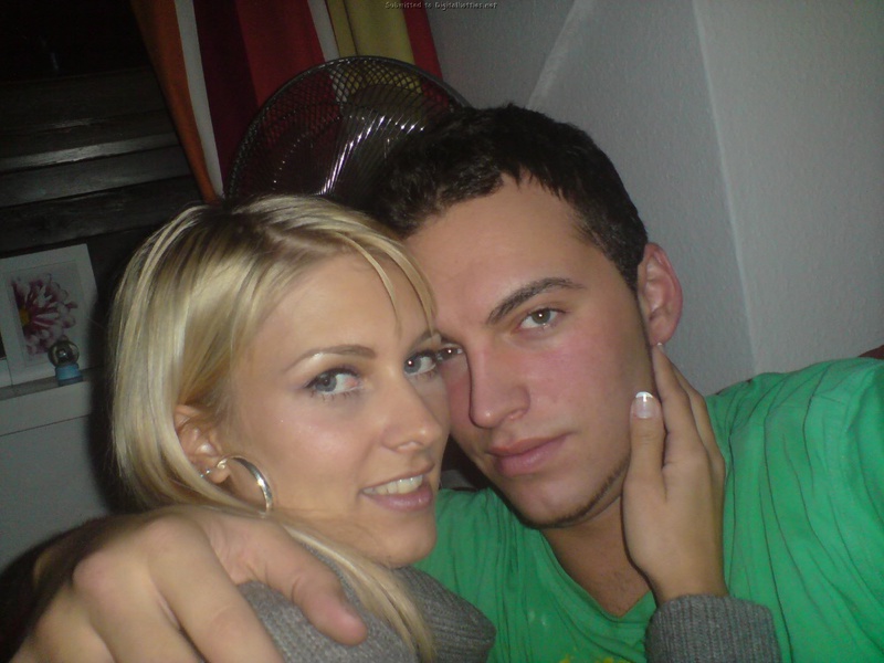 Голая блондинка курит в постели и ласкает член парня 12 фото Голая блондинка курит в постели и ласкает член парня 12 фото