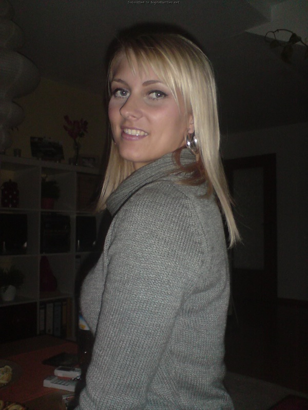 Голая блондинка курит в постели и ласкает член парня 13 фото Голая блондинка курит в постели и ласкает член парня 13 фото