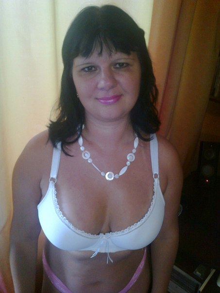 Множество разных дам позируют дома 8 фото