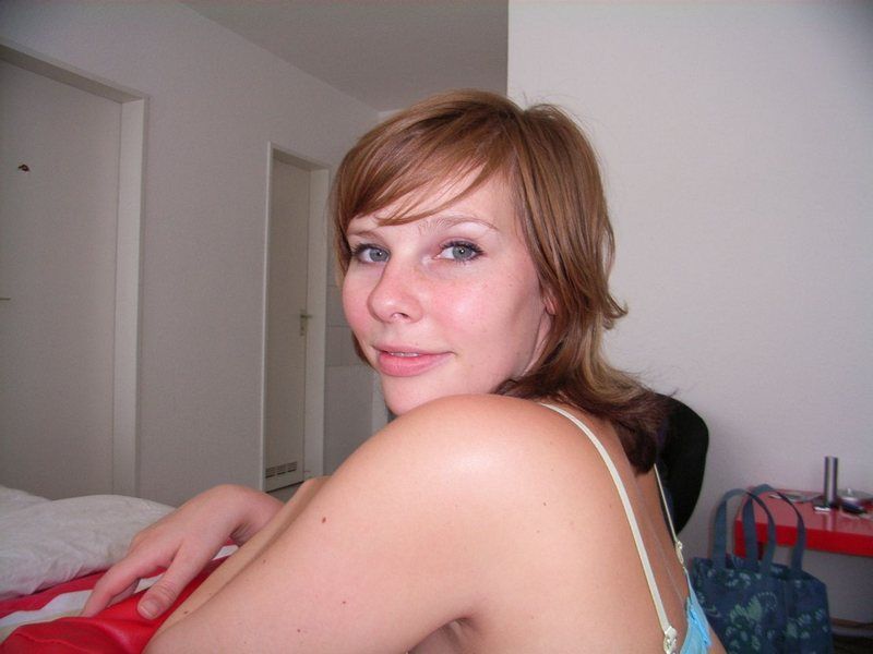 Толстожопая нимфоманка кружится перед камерой дома 8 фото