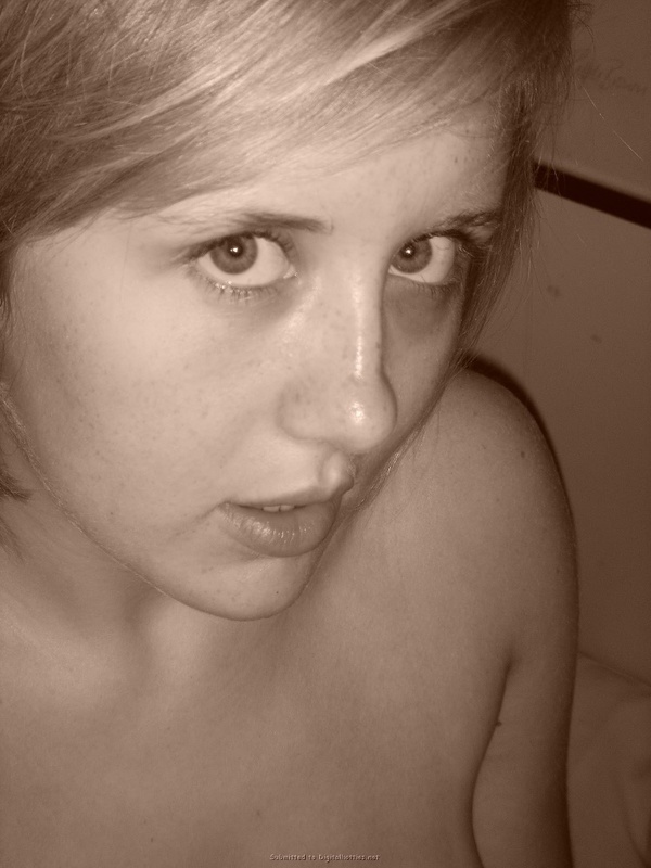 Красотка с волосатой щелкой потерла пальцами о клитор 1 фото