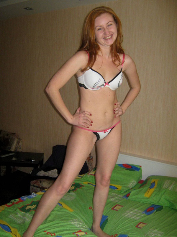 Рыжая сучка вертит булками и шалит очень смачно 2 фото