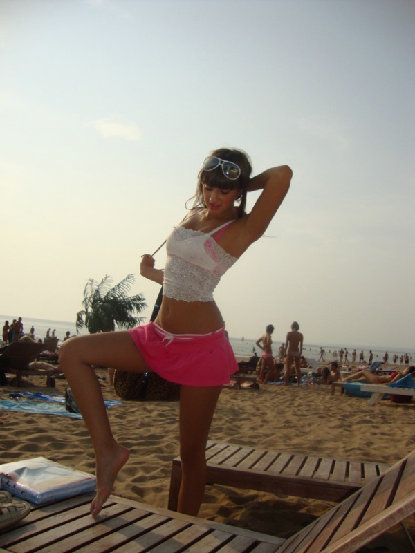 Пошлые снимки грудастой брюнетки с пышной попой в белье и без 19 фото