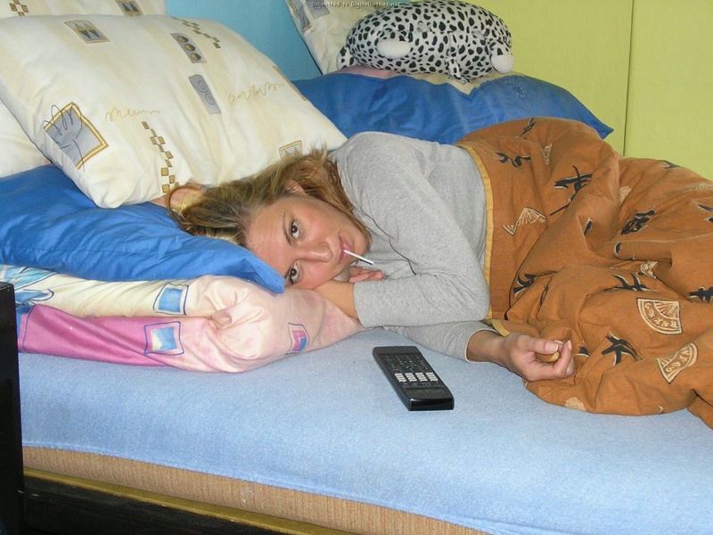 Домашняя эротика милой блондинки 8 фото