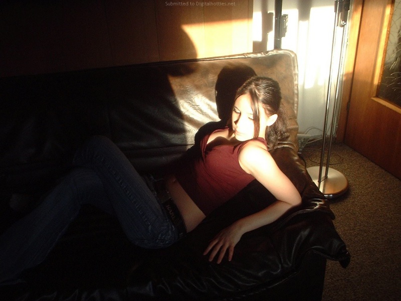 Скромная девушка отправляется принимать ванну 5 фото