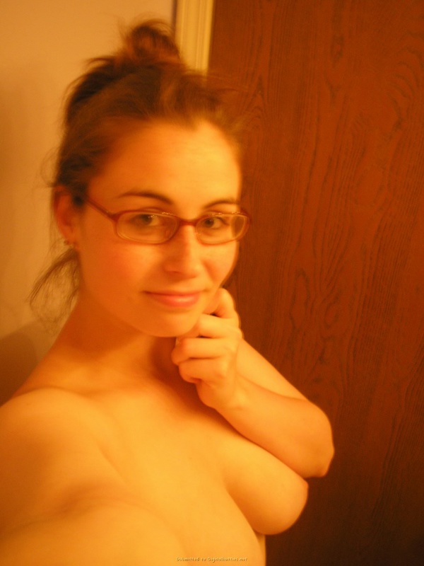 Домашнее селфи полненькой ботанши в очках 7 фото