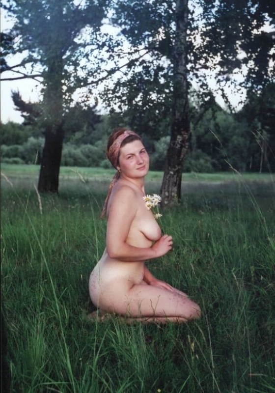 Сельская баба гуляет голышом на природе 7 фото Сельская баба гуляет голышом на природе 7 фото