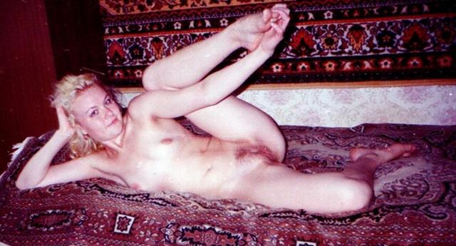 Ретро снимки девушек и женщин у себя дома 25 фото