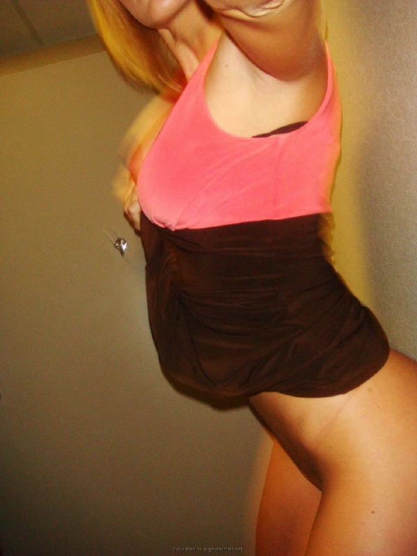 Студентка достаёт сиськи из платья и делает селфи в туалете 11 фото