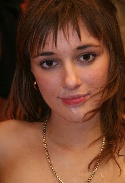 Милая подружка нежно сосет член и головку 2 фото