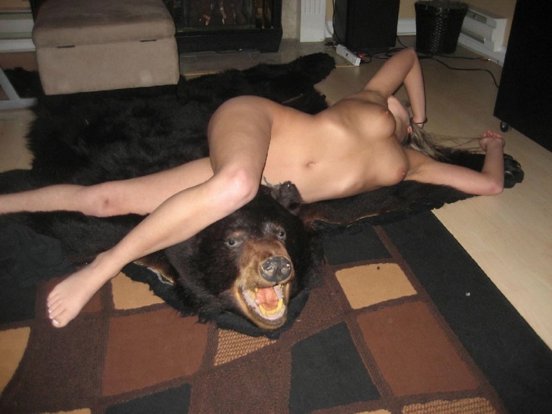 Оголенная красотка извивается на шкуре медведя 7 фото Оголенная красотка извивается на шкуре медведя 7 фото